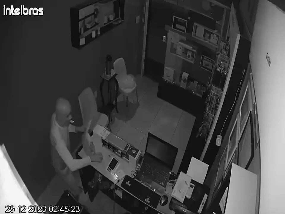 Homens invadem loja de eletrônicos em Camaçari