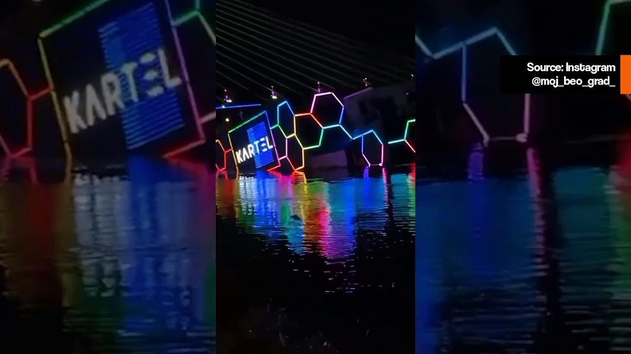 Video: Diskolaiva upposi jäisiin vesiin Serbiassa