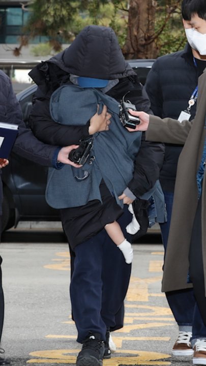 이선균 협박해 돈 뜯은 20대 여성…아기 안은 채 영장심사 출석