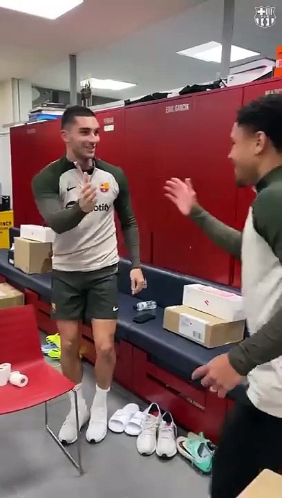 Vitor Roque conoce a sus compañeros del Barça