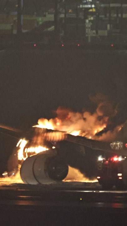 "승무원들 대단" 日항공기 379명 기적의 탈출…90초 룰 덕 컸다