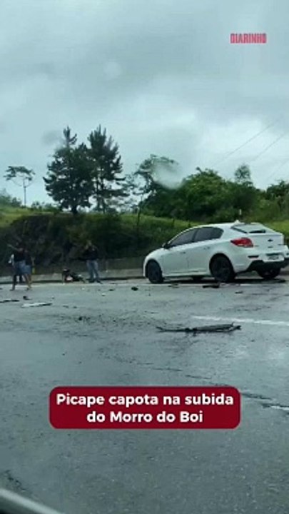 Picape capota na subida do Morro do Boi