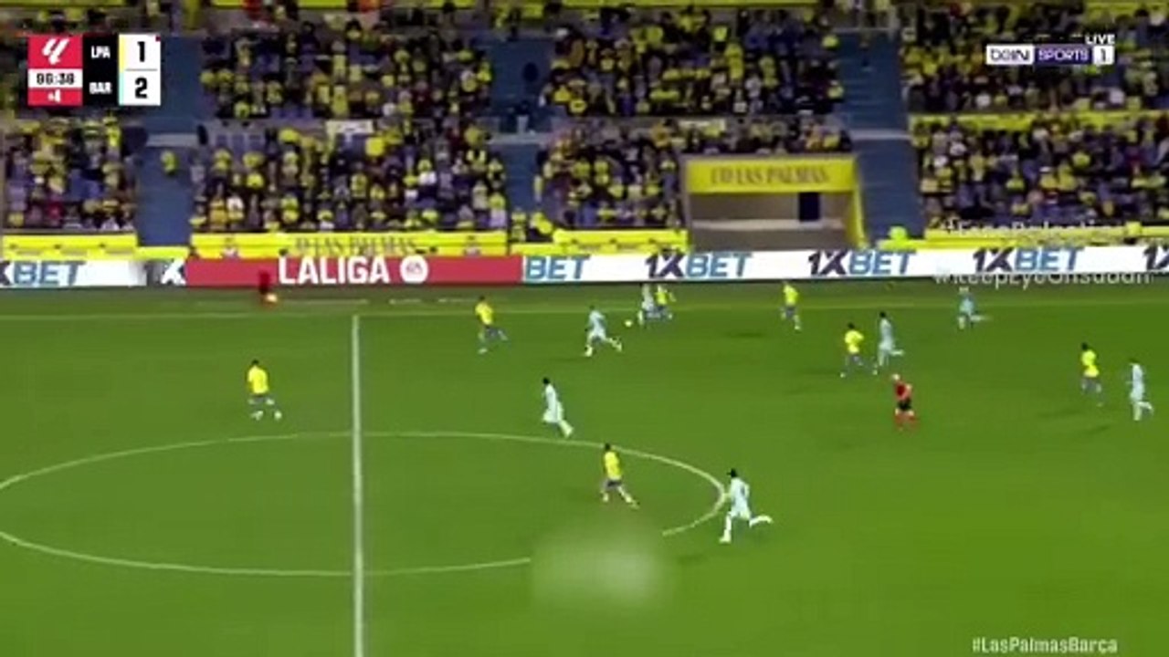 Vitor Roque estreia com a camisa do Barcelona e perde gol incrível; assista