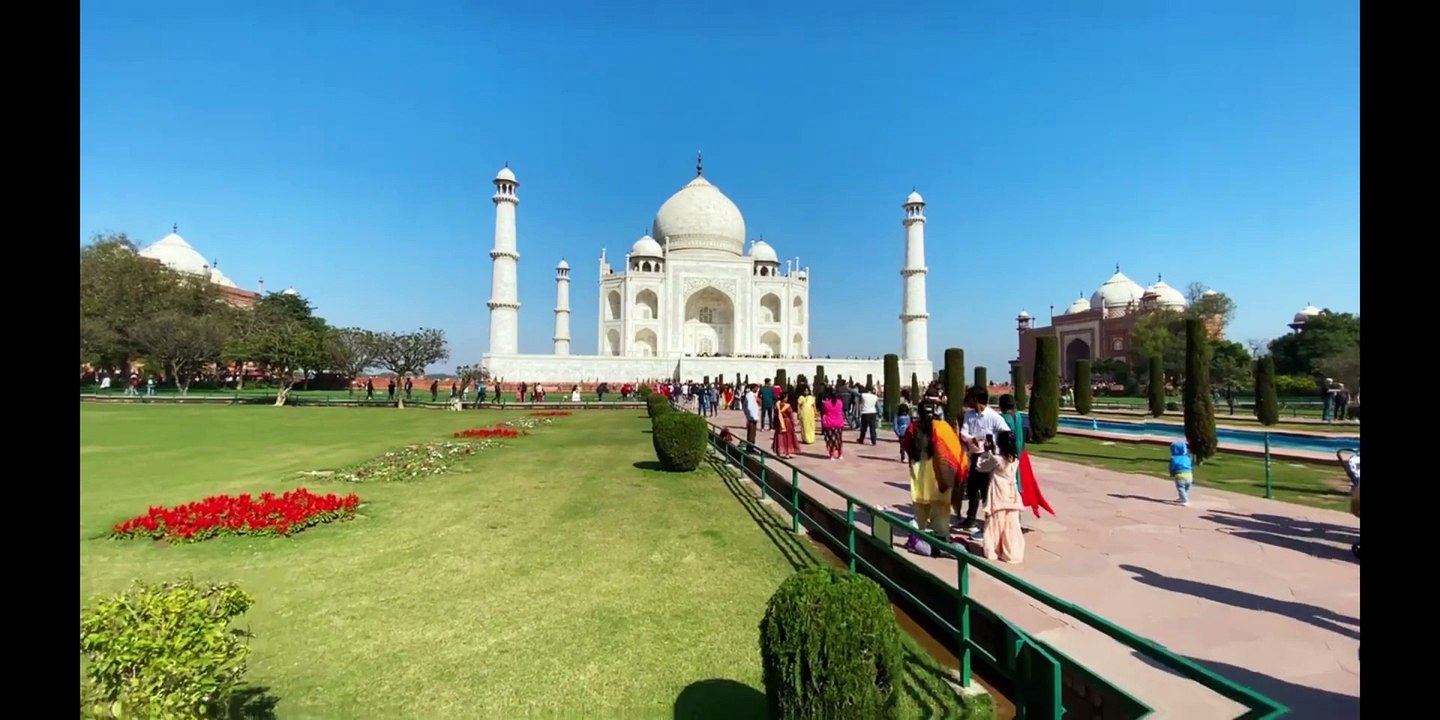 Which is the original picture of Taj Mahal?