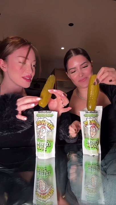 Danla Bilic ve Ala Tokel turşu yedi