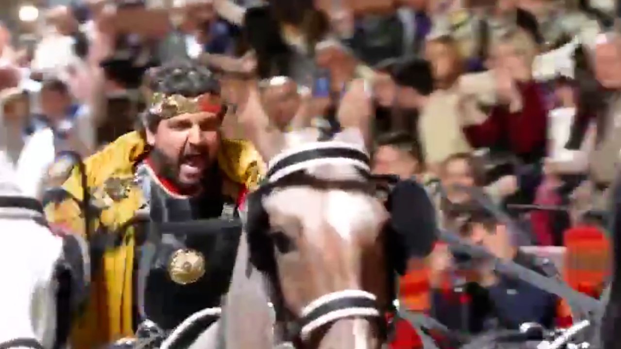 Fernando López Miras se viste de emperador y dirige una cuadriga ante la sorpresa de todos