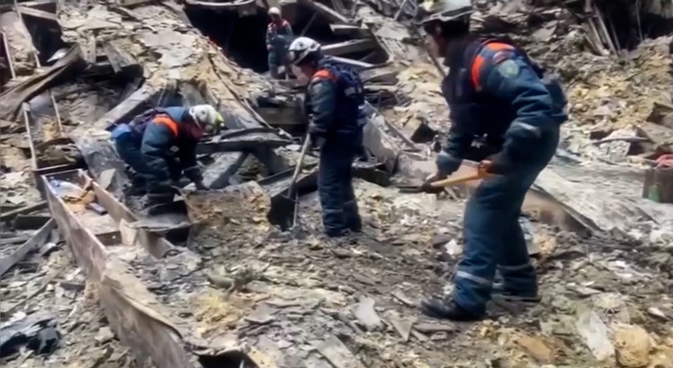 Attentat à Moscou : les secouristes déblaient le City Crocus Hall dévasté