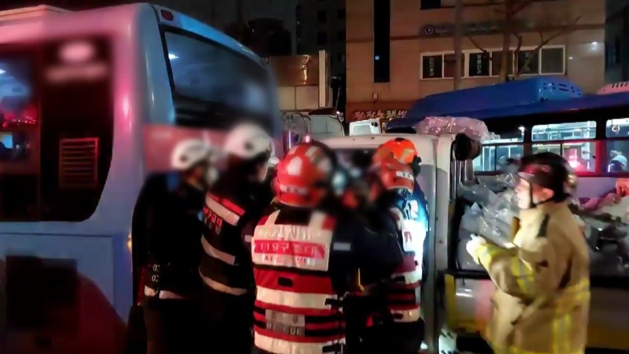 1톤 트럭이 시내버스 추돌...1명 다쳐 / YTN