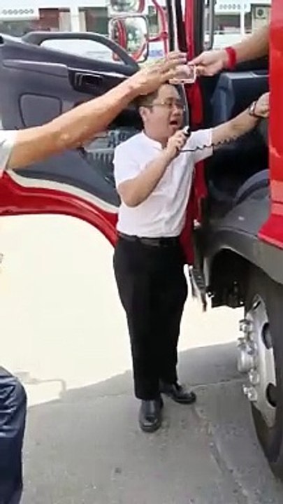 【槟断水96小时】“快来拿水！水槽车要走了”  议员也亲自下场派水