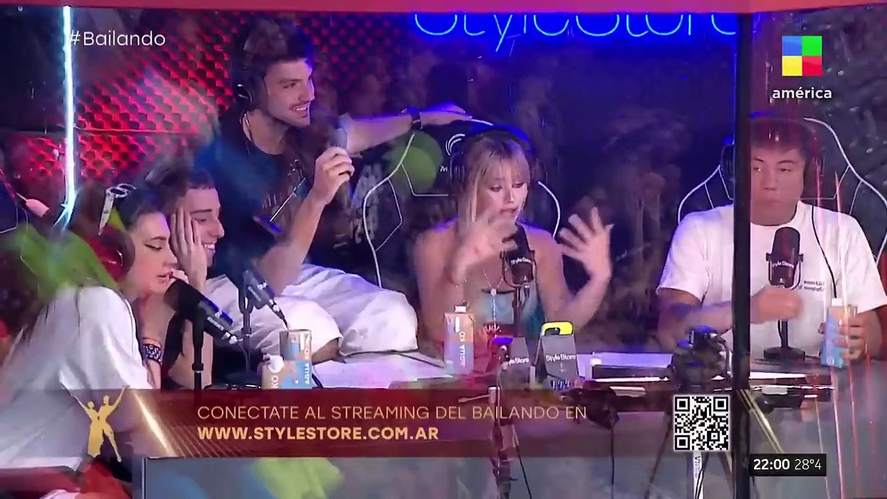 Picante cruce entre Charlotte Caniggia y Coty Romero