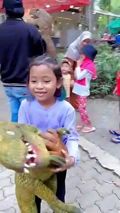 Kameramen si bocil mau digigit bayi dinosaurus #bocill #dinosaurus #gigit #kameramen #funny #viral