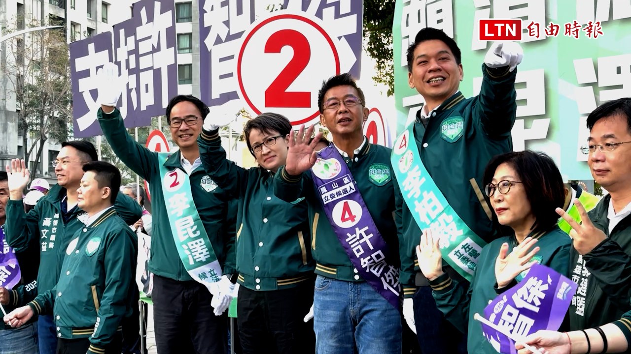 蕭美琴高雄站路口催票 許智傑甜美女兒驚喜現身打氣