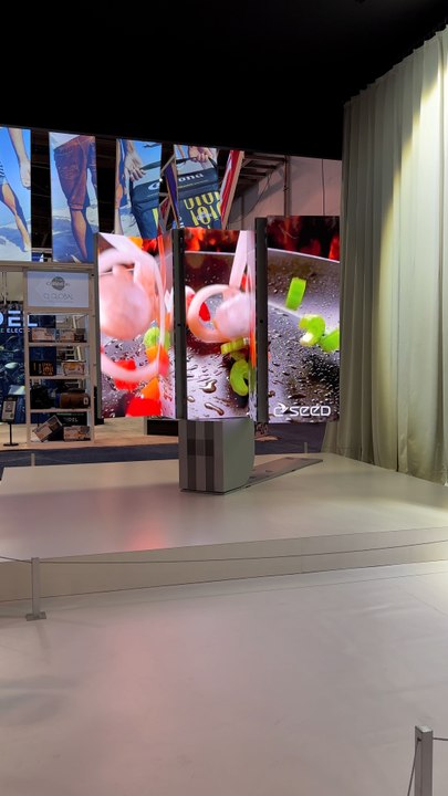 UNE TÉLÉ GÉANTE QUI SE PLIE