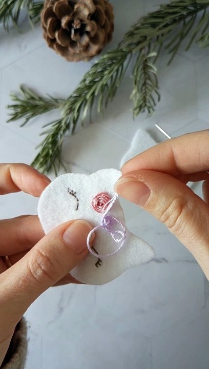 Tutoriel DIY, chouchou brodé à la main Hello Kitty, en feutrine