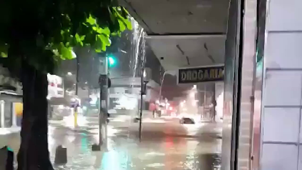 Mies ajaa vesijetillä tulvan aikana Rio de Janeirossa