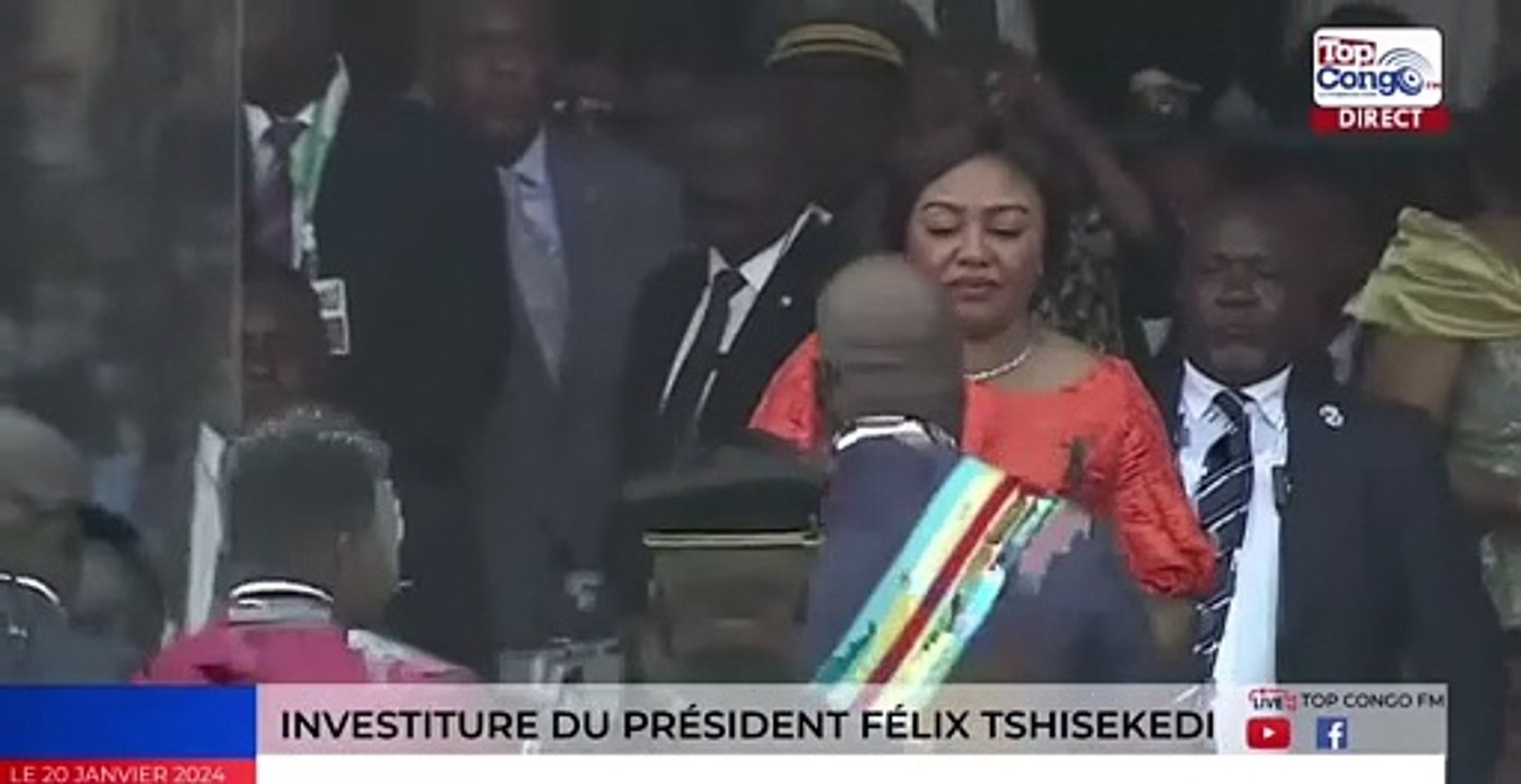 Fin de la cérémonie d'investiture avec les bisous de Felix Tshisekedi à Maman Denise Nyakeru Tshisekedi, puis à sa maman