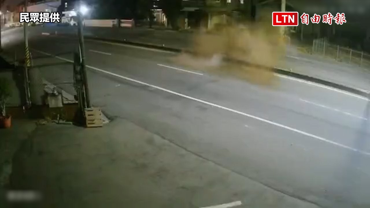 有炸彈？彰化田中加油站前路面爆裂 疑瓦斯公司肇禍（民眾提供）