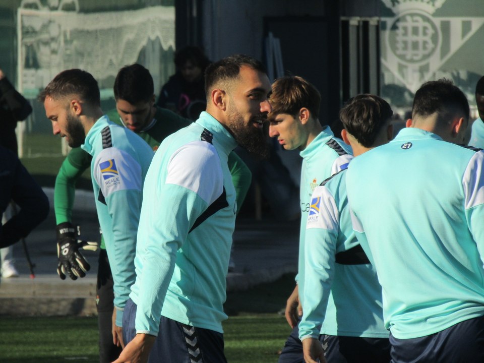 Borja Iglesias, durante el entreno