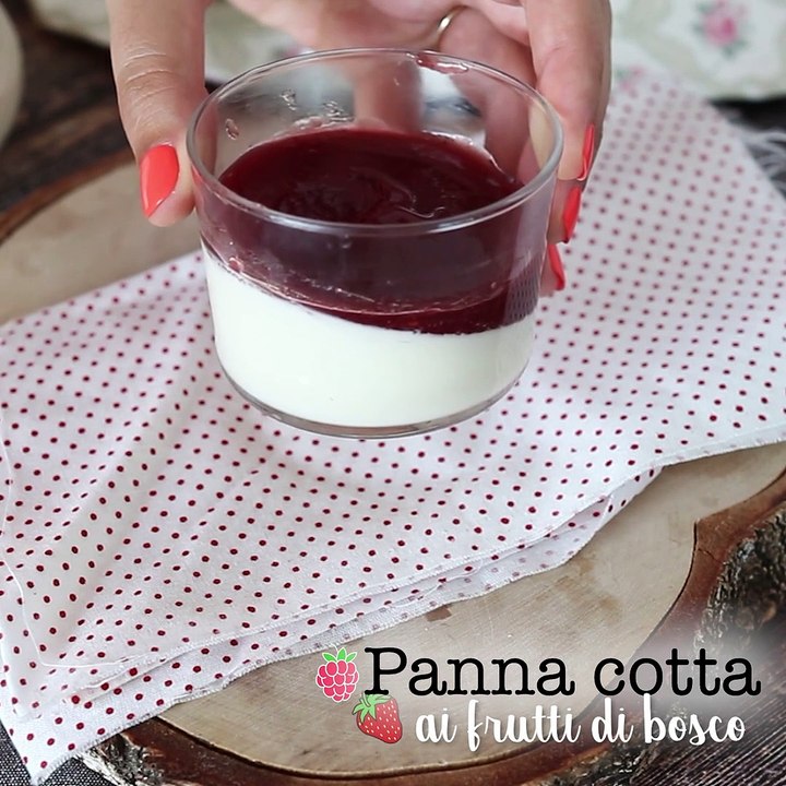 Panna cotta con coulis ai frutti di bosco
