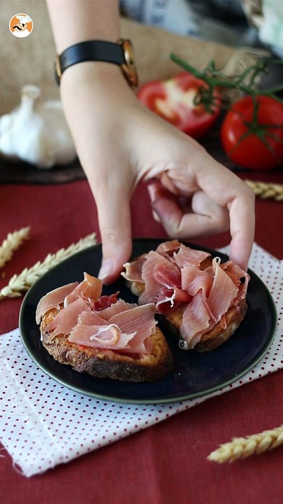Bruschetta con prosciutto crudo e pomodoro