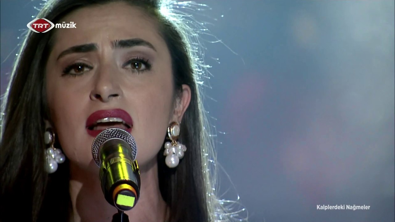 Yaprak Sayar / Menekşelendi sular sular menekşelendi