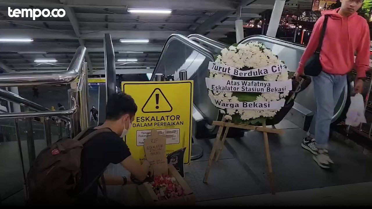 Eskalator Stasiun Bekasi Rusak Sudah 100 Hari, Pengguna KRL Berikan Karangan Bunga