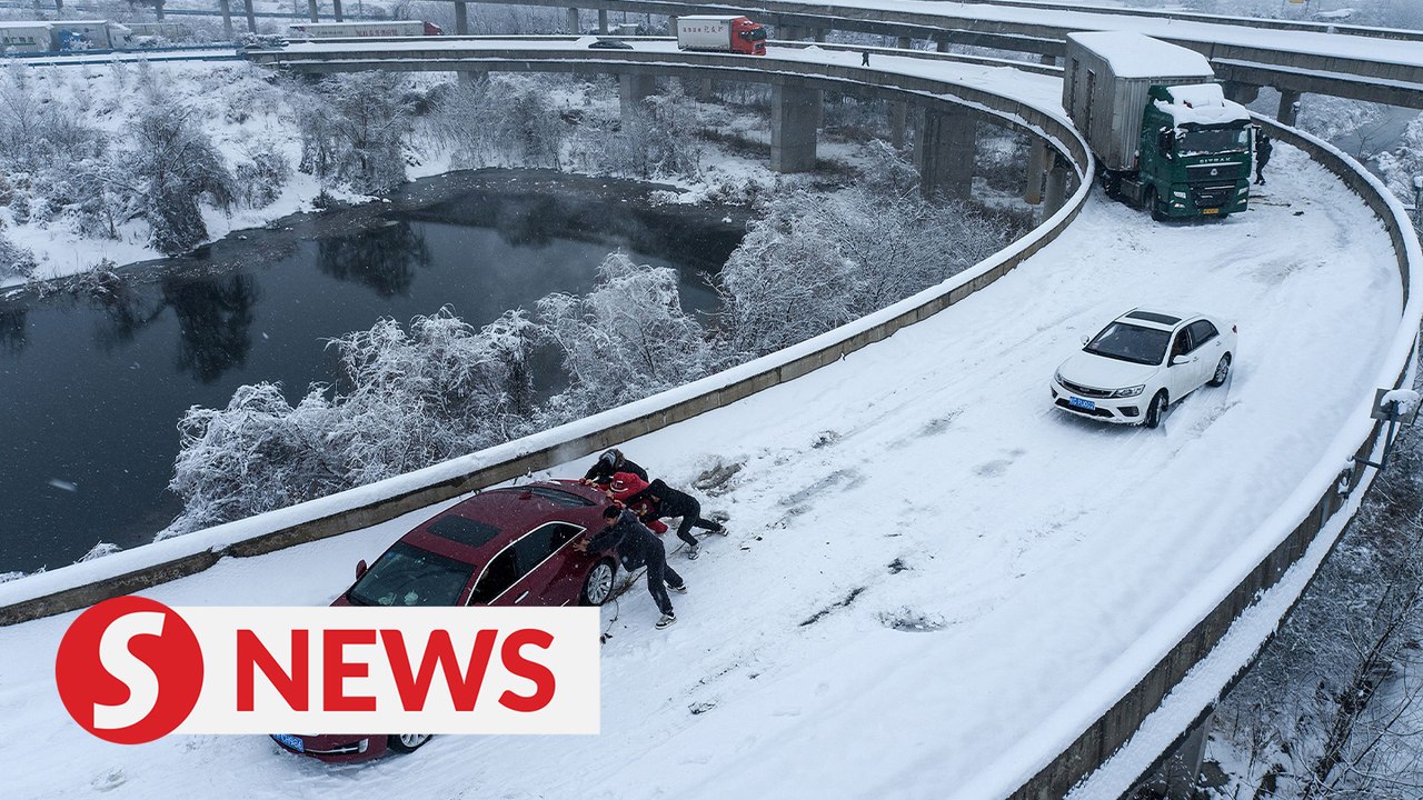 Snowy weather impedes Spring Festival travel in China