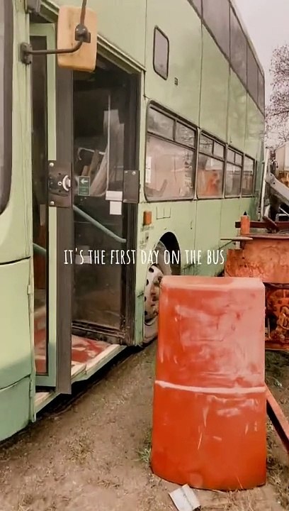 Mulher comprar autocarro e transforma-o numa casa para ela e para filho