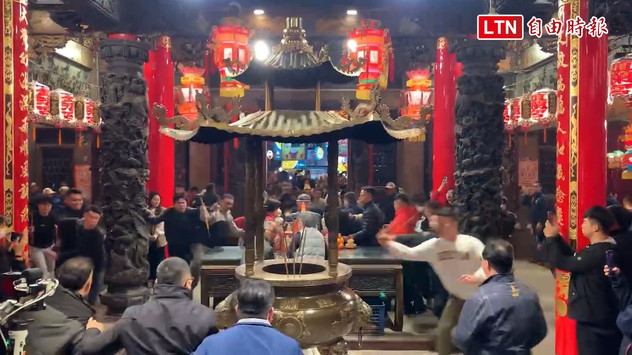 鎮瀾宮搶頭香 190公分高個帥男拔得頭籌