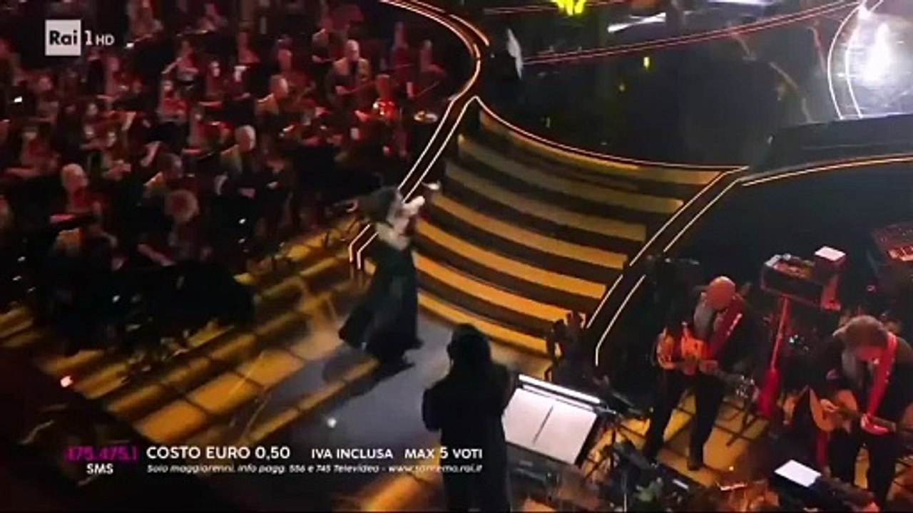 Angelina Mango cade durante l'esibizione finale di Sanremo 2024