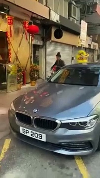 一人舞狮 一人奉锣 沿街逐店讨红包！