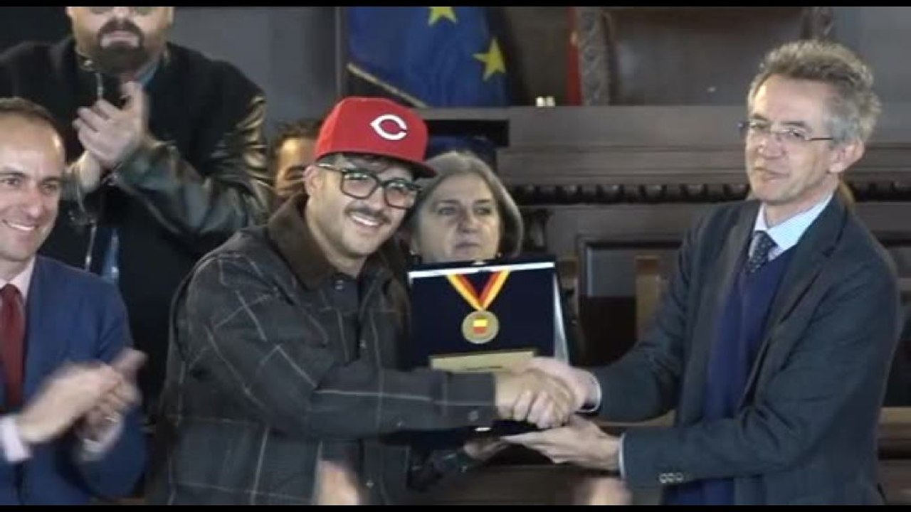 Da Napoli una medaglia a Geolier, il rapper: ho portato la lingua napoletana a Sanremo