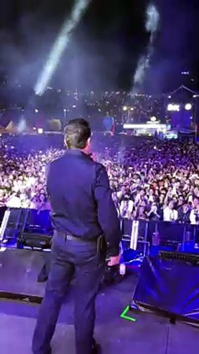 Manfred Reyes Villa imita a Freddy Mercury