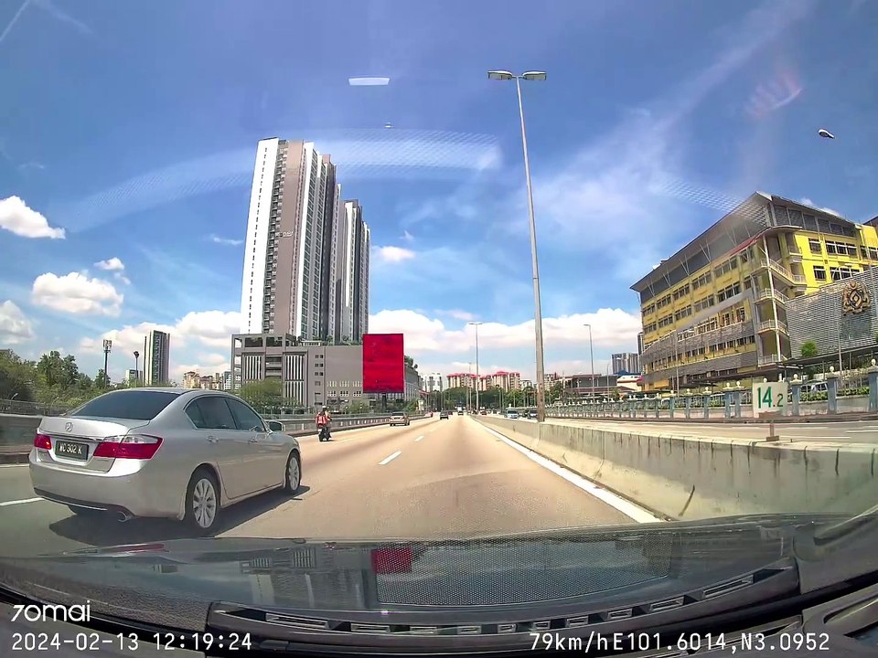 危险飞越大道跌倒 男子命悬一线