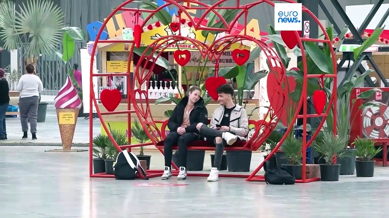 Цветы, шары и сердца: в Европе отметили День святого Валентина