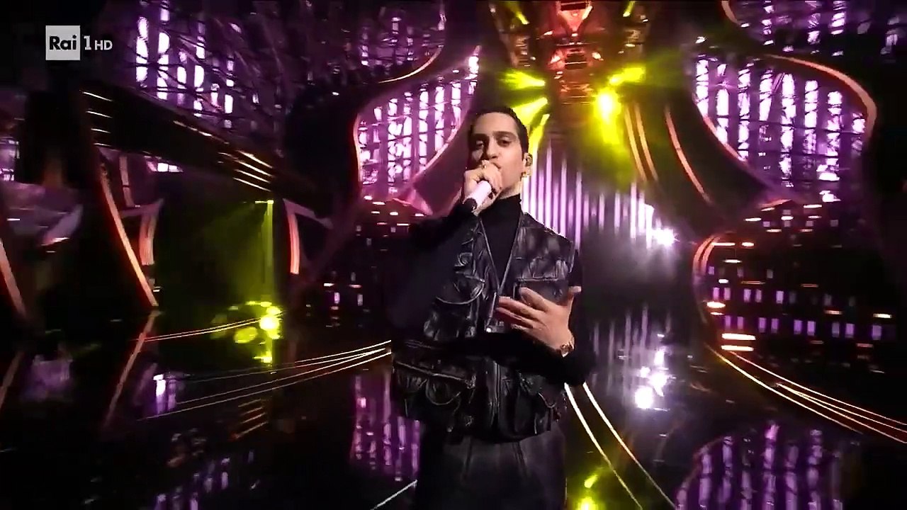 Sanremo 2024 - Mahmood canta 'Tuta gold'