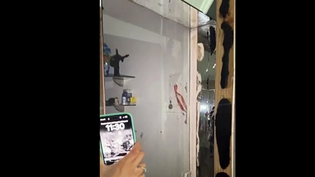 Turistas descobrem sala secreta assustadora atrás de espelho em casa alugada de SC