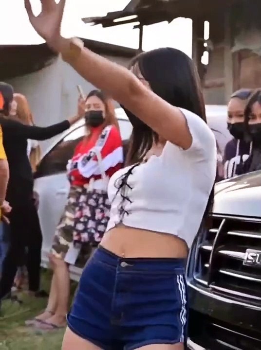 Stunning Thai Girl Dancing Gracefully 💃