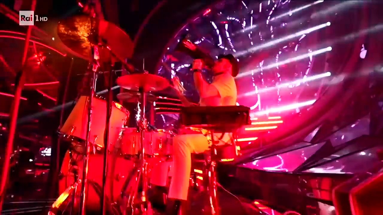 Sanremo 2024 - The Kolors cantano Un ragazzo una ragazza