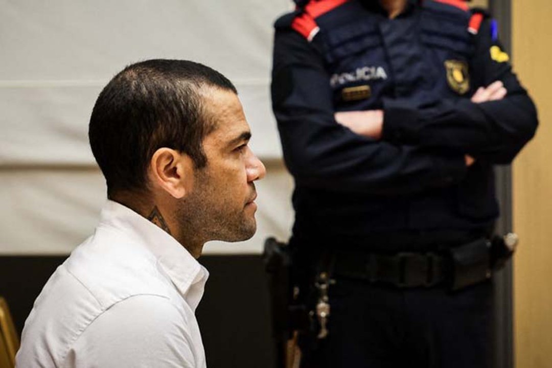 اكتئاب داني ألفيش يقلق إدارة سجن برشلونة