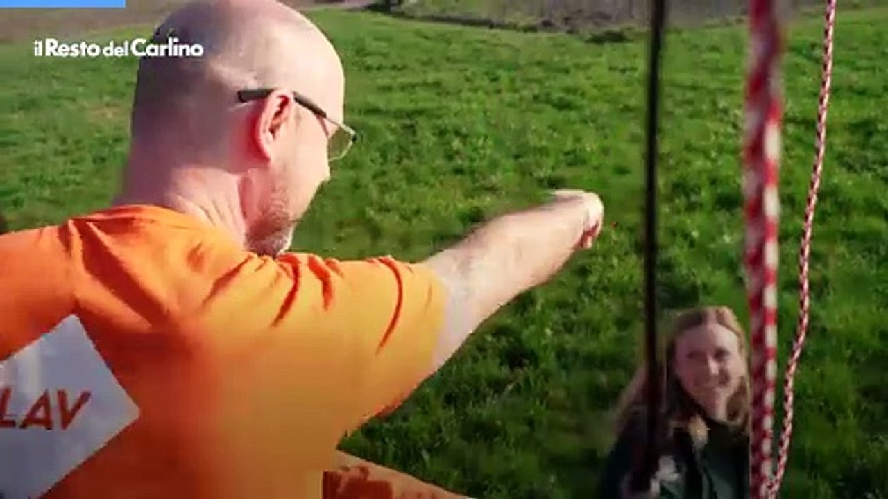 Mongolfiera animalista sorvola Max Mara a Reggio Emilia: "Stop pellicce"