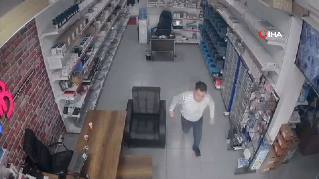 Bursa Gemlik'te deprem anında yaşanan panik kamerada
