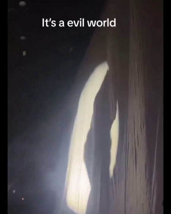 Woman leaves her boyfriend for Omah Lay in the middle of the concert