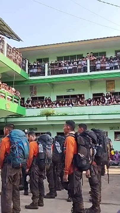 PULANG DARI LATIHAN DASAR DARI GUNUNG CAKRABUANA