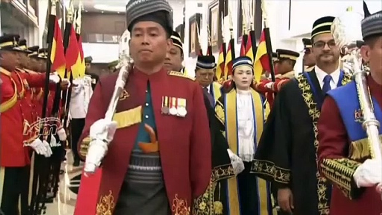 柔苏丹首次以元首身份 主持国会开幕