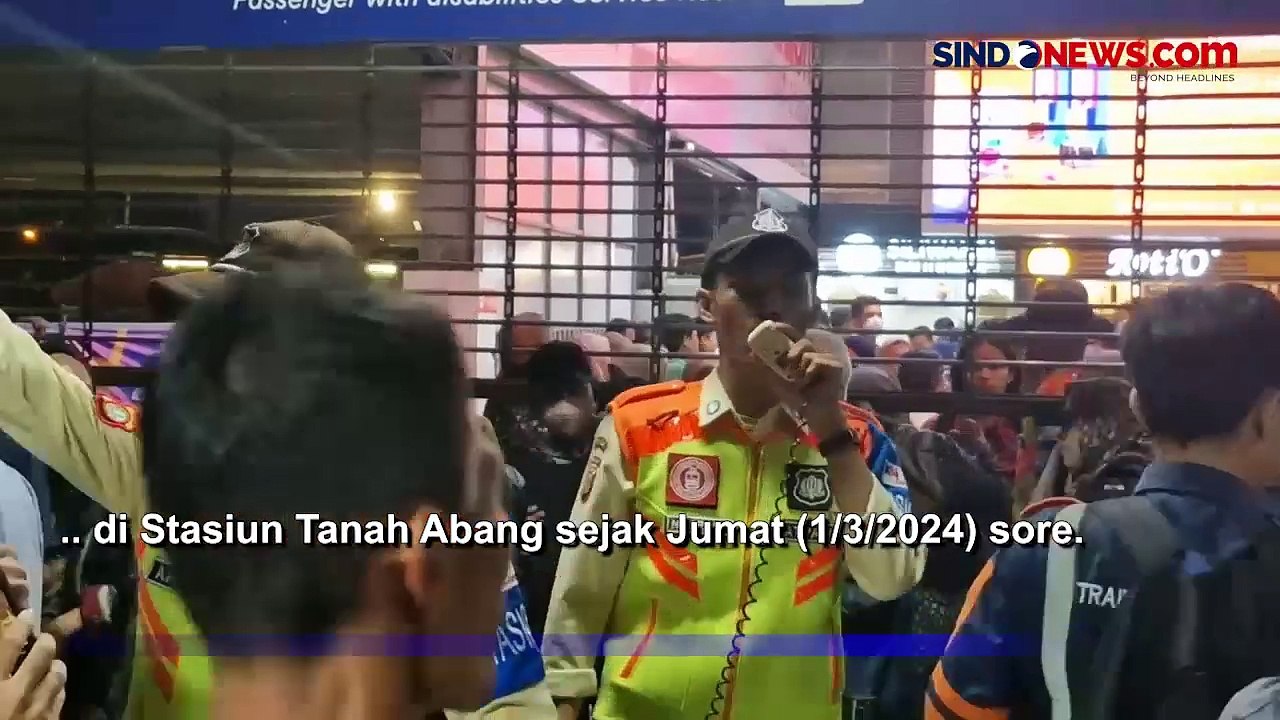 Pohon Tumbang, Calon Penumpang KRL Terlantar di Stasiun Tanah Abang