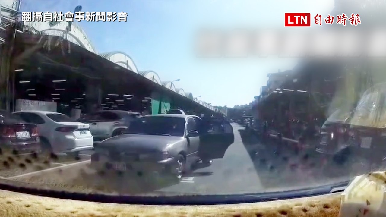 三寶駕駛逆向又未關車門 對向駕駛「咔嚓」被A到（翻攝自社會事新聞影音、民眾提供）