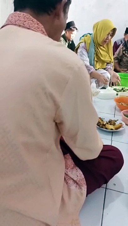 Makan makan bersama keluarga besar