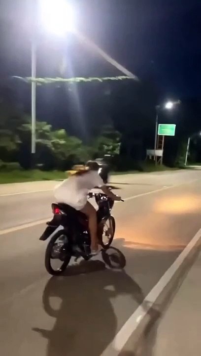 摩哆表演“扒飞机” 网讥：坚强的女人