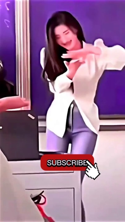 Watch the Viral Dance of a Beautiful Korean Girl & Cute College Teacher! 🎶